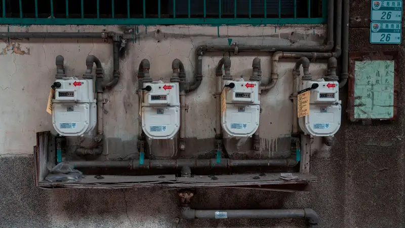 Fila de medidores de gas en la pared exterior de un edificio